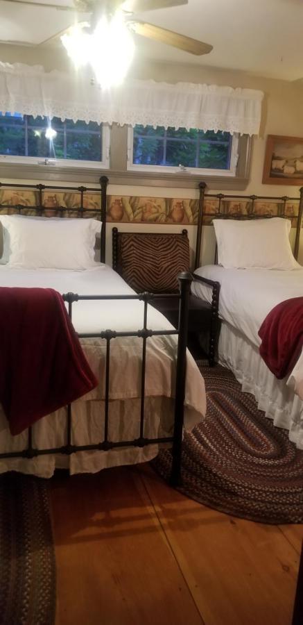 Widow Avery House Hallowell Room photo